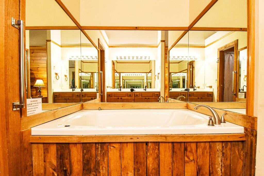 Four Private Suites - Hot Tub - Arcade - Fast Wi-Fi - One Minute To Parkway Fun Пиджен Фордж Екстериор снимка