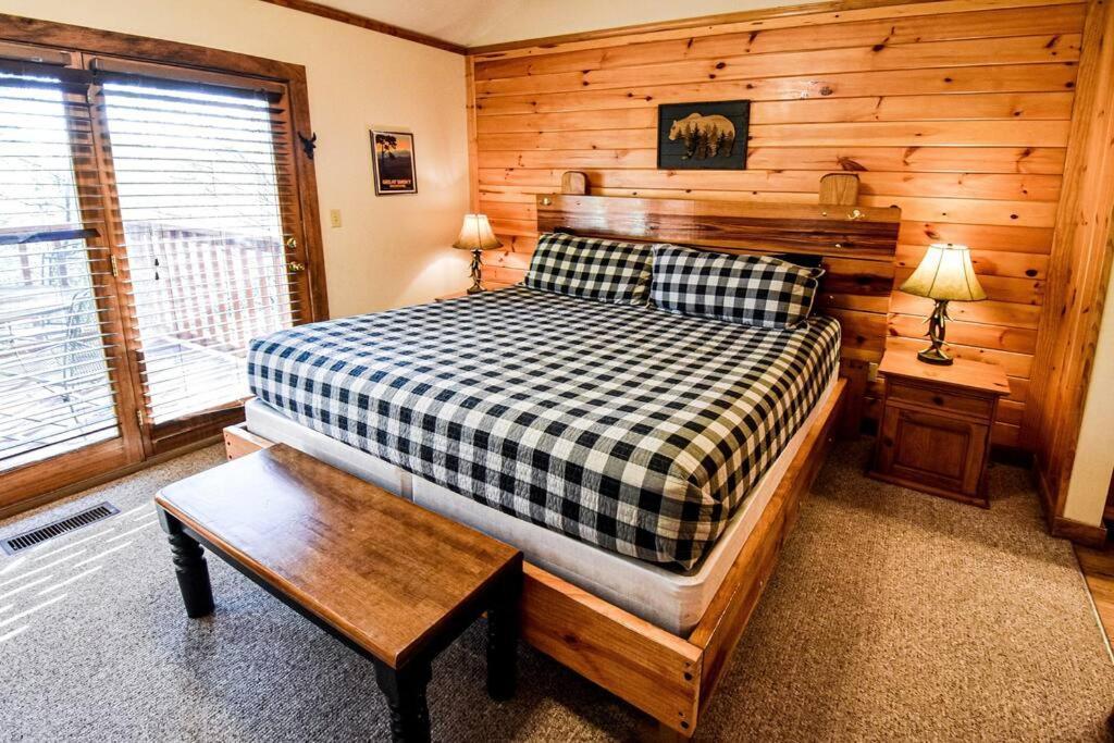 Four Private Suites - Hot Tub - Arcade - Fast Wi-Fi - One Minute To Parkway Fun Пиджен Фордж Екстериор снимка