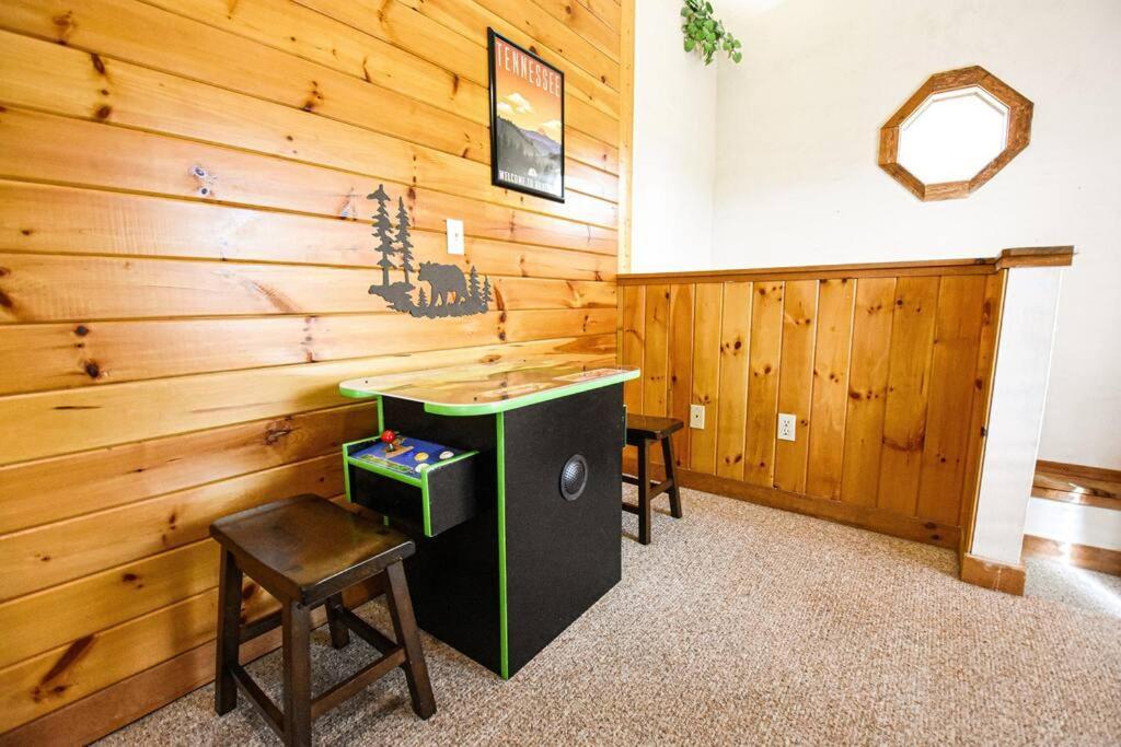 Four Private Suites - Hot Tub - Arcade - Fast Wi-Fi - One Minute To Parkway Fun Пиджен Фордж Екстериор снимка