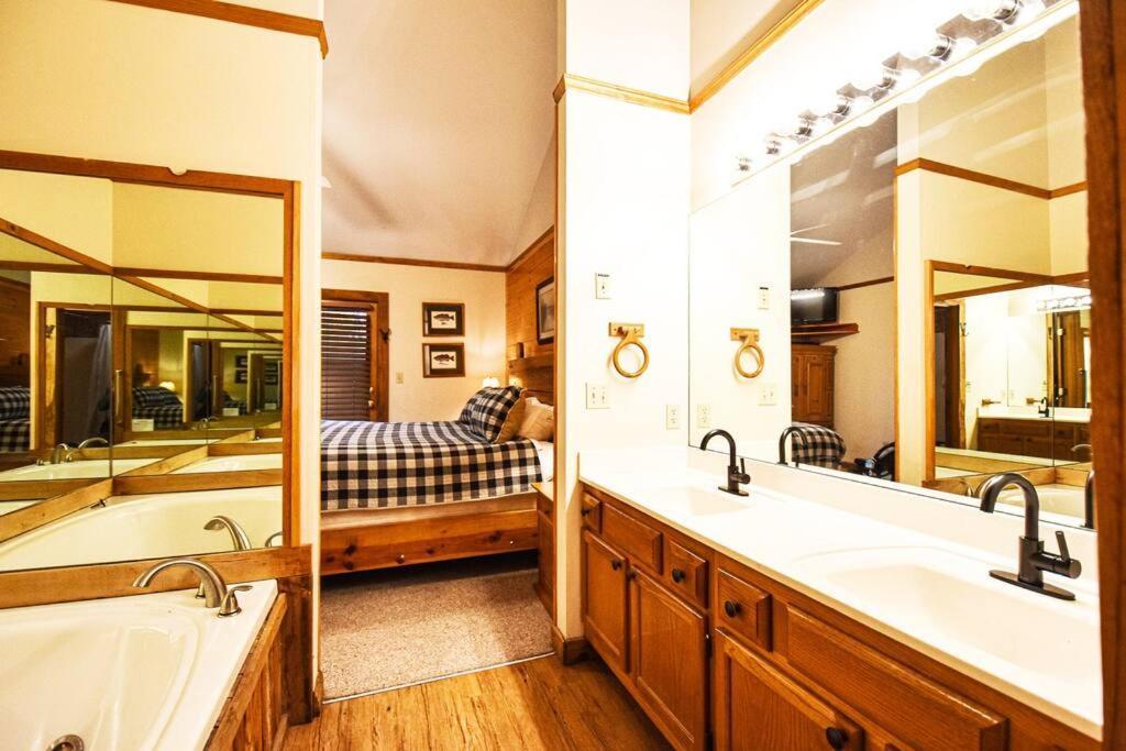 Four Private Suites - Hot Tub - Arcade - Fast Wi-Fi - One Minute To Parkway Fun Пиджен Фордж Екстериор снимка